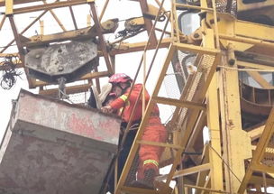 生死急救 塔吊工人20多米高空突發疾病昏厥,隨州消防徒手攀塔救援