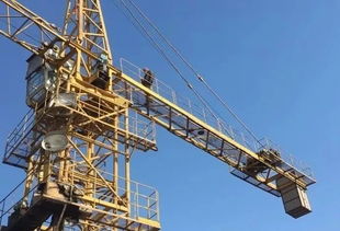 突發(fā) 西關(guān)裝飾城一男子欲跳塔吊輕生