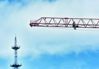 男子凌晨爬塔吊 事發蓮花池東路一在建工地 事件尚在調查_新浪新聞